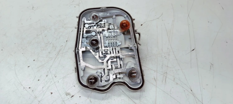 WKŁAD LAMPY W BŁOTNIK PRAWY TYŁ AUDI A6 C6 SEDAN ZWYKŁY NA ŻARÓWKI 4F5