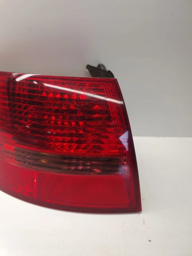 LAMPA LEWY TYŁ W BŁOTNIK AUDI A6 C6 4F9945095