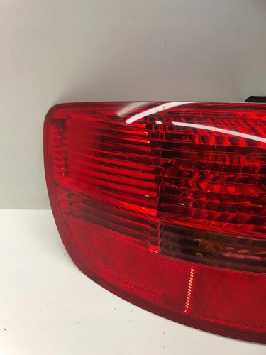 LAMPA LEWY TYŁ W BŁOTNIK AUDI A6 C6 4F9945095