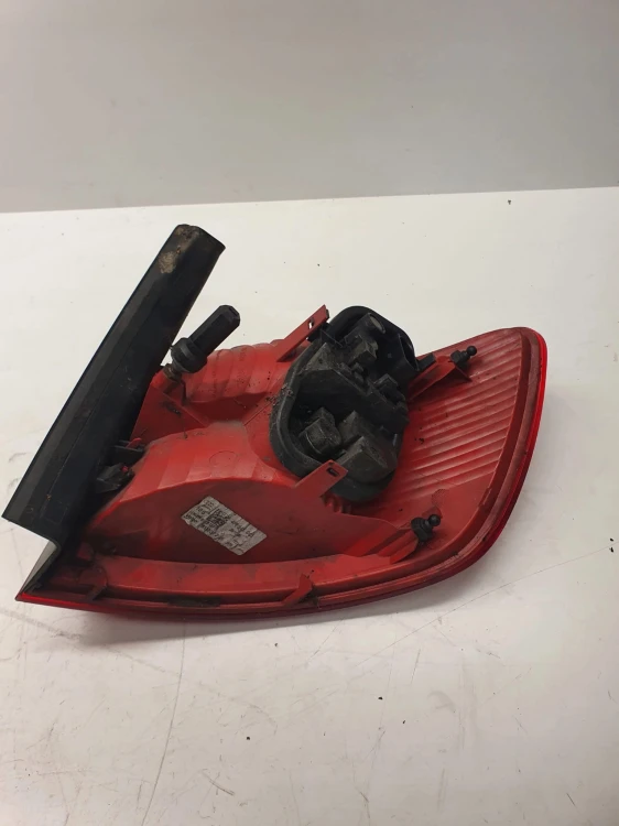 LAMPA LEWY TYŁ W BŁOTNIK AUDI A6 C6 4F9945095