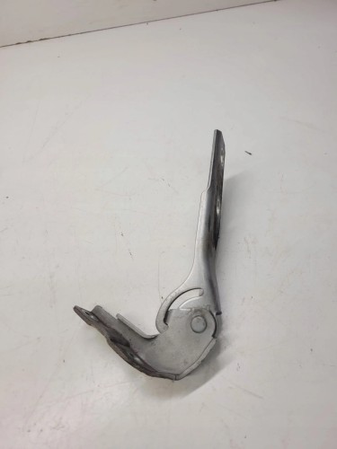 ZAWIAS MASKI LEWY AUDI A3 8P LIFT 8P0823301