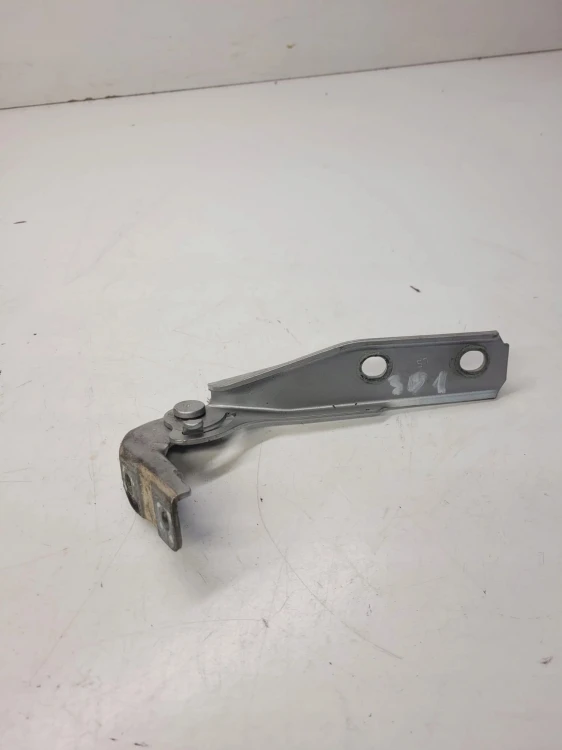 ZAWIAS MASKI LEWY AUDI A3 8P LIFT 8P0823301