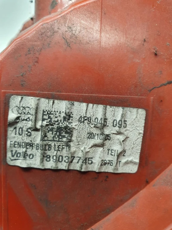 LAMPA LEWY TYŁ W BŁOTNIK AUDI A6 C6 4F9945095