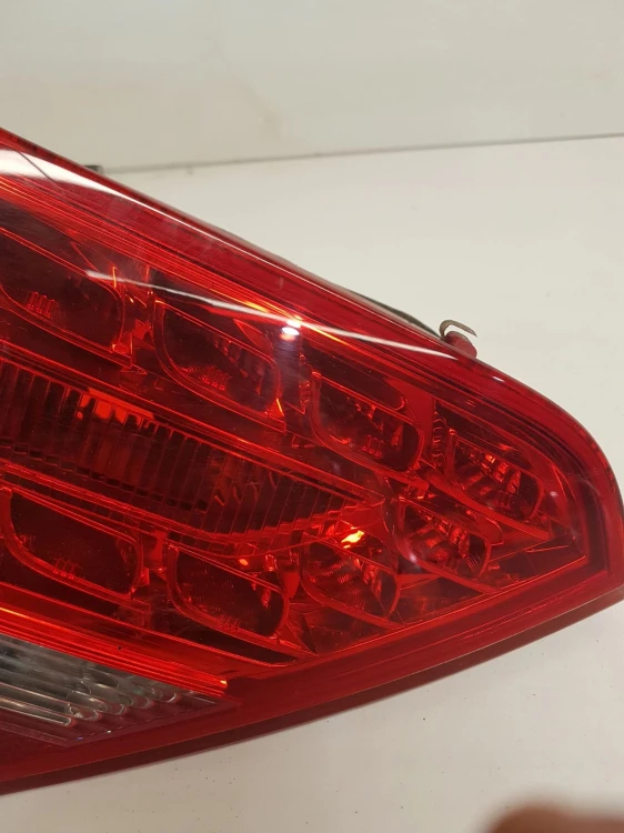 LAMPA LEWY TYŁ Z KLAPY AUDI A5 8T COUPE 8T0945093A