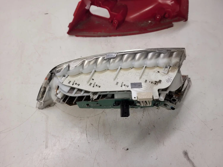 LAMPA PRAWY TYŁ W BŁOTNIK LED AUDI A7 4G8945096