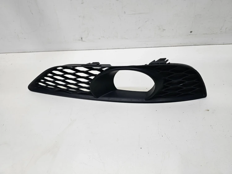 KRATKA HALOGENU ATRAPA ZDERZAKA PRAWA AUDI Q7 4L LIFT 4L0807676C