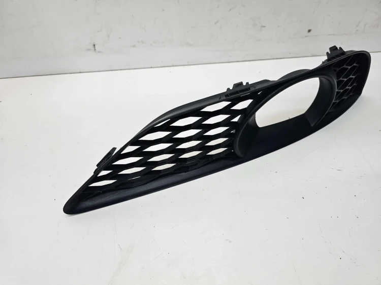 KRATKA HALOGENU ATRAPA ZDERZAKA PRAWA AUDI Q7 4L LIFT 4L0807676C