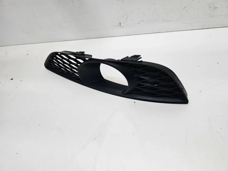 KRATKA HALOGENU ATRAPA ZDERZAKA PRAWA AUDI Q7 4L LIFT 4L0807676C