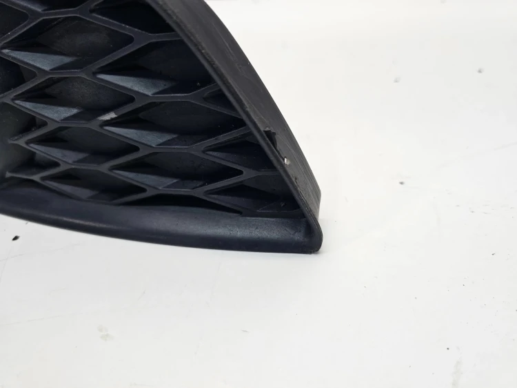 KRATKA HALOGENU ATRAPA ZDERZAKA PRAWA AUDI Q7 4L LIFT 4L0807676C