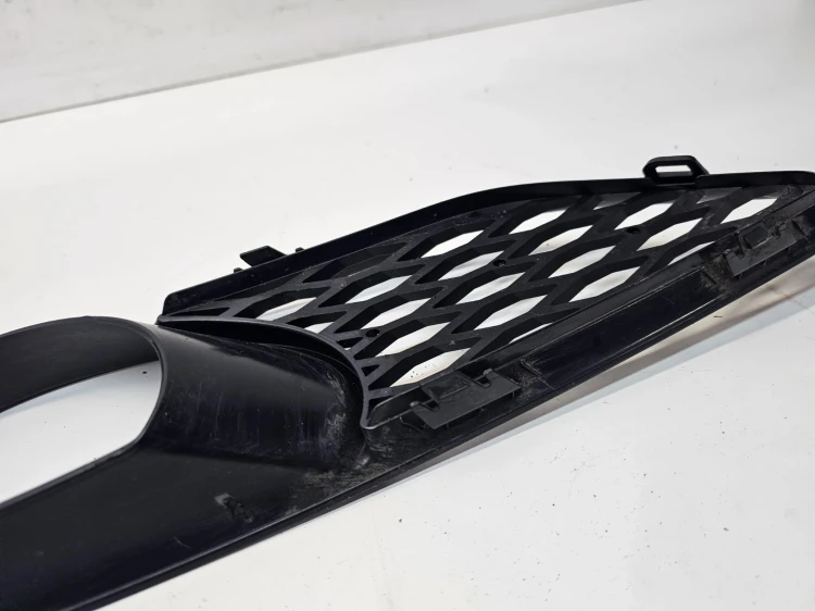 KRATKA HALOGENU ATRAPA ZDERZAKA PRAWA AUDI Q7 4L LIFT 4L0807676C