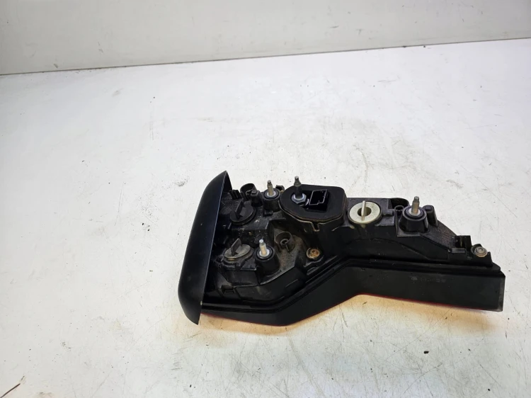 LAMPA PRAWY TYŁ W KLAPĘ AUDI A4 B9 AVANT 8W9945076