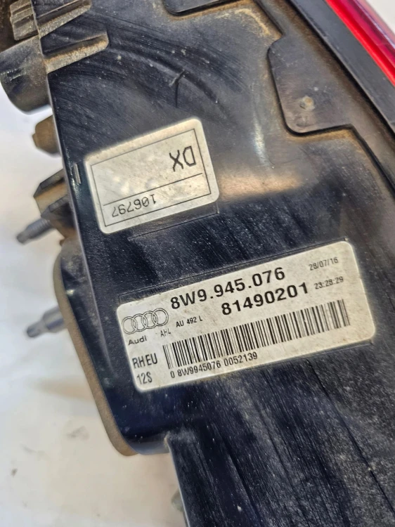LAMPA PRAWY TYŁ W KLAPĘ AUDI A4 B9 AVANT 8W9945076