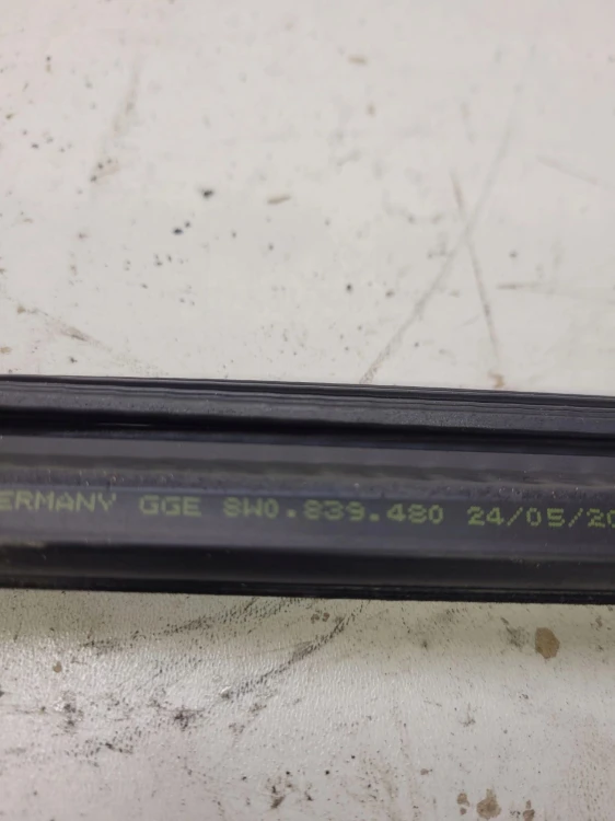 USZCZELKA DRZWI PRAWY TYŁ AUDI A4 B9 8W0839480