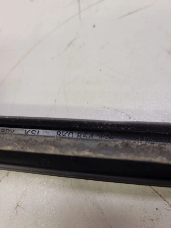 LISTWA ZBIERAJĄCA PRAWA PRZÓD AUDI A4 B8 8K0854328