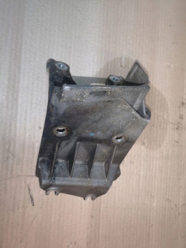 ŁAPA UCHWYT POMPY WTRYSKOWEJ AUDI A8 D3 057130147R