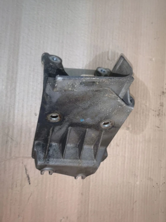 ŁAPA UCHWYT POMPY WTRYSKOWEJ AUDI A8 D3 057130147R