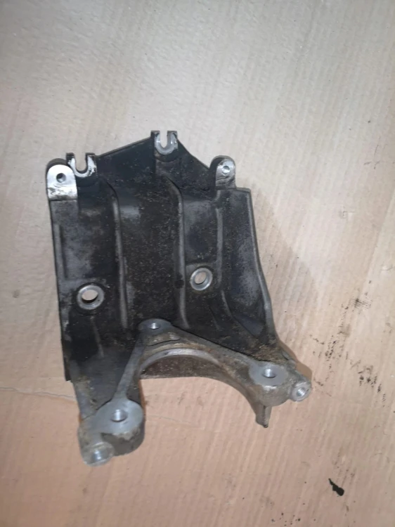 ŁAPA UCHWYT POMPY WTRYSKOWEJ AUDI A8 D3 057130147R