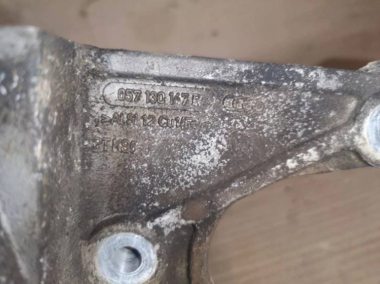 ŁAPA UCHWYT POMPY WTRYSKOWEJ AUDI A8 D3 057130147R