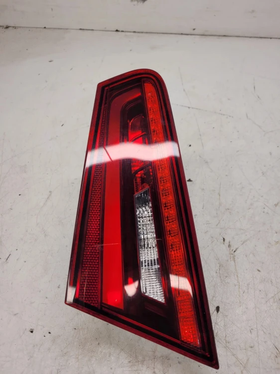 LAMPA PRAWY TYŁ W KLAPĘ AUDI A3 8V 3D 8V3945094B