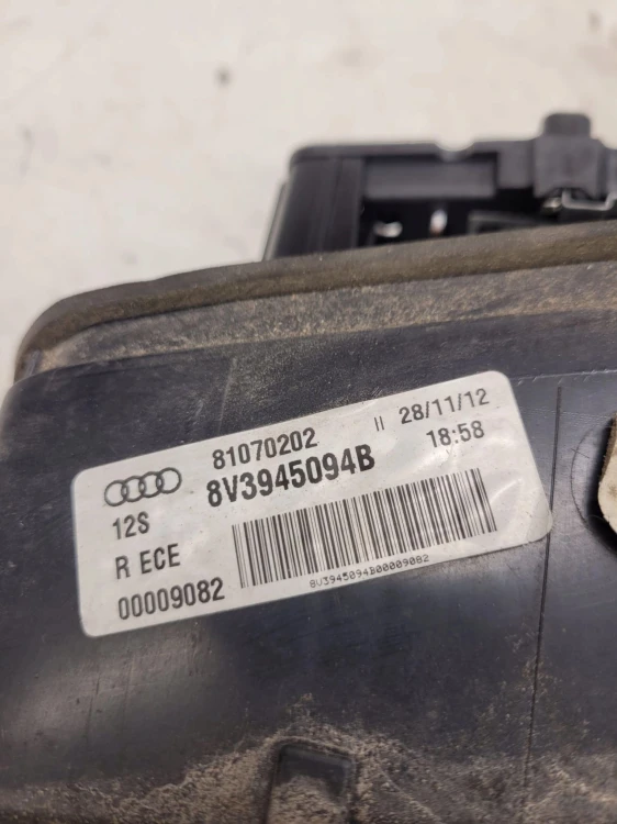 LAMPA PRAWY TYŁ W KLAPĘ AUDI A3 8V 3D 8V3945094B