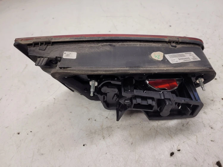 LAMPA PRAWY TYŁ W KLAPĘ AUDI A3 8V 3D 8V3945094B