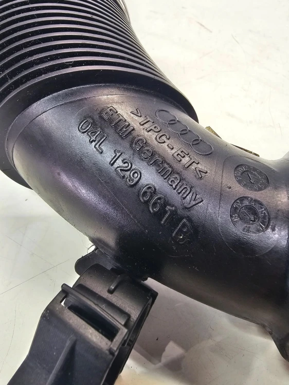 WĄŻ PRZEWÓD POWIETRZA AUDI A4 B9 A5 8W 04L129661B