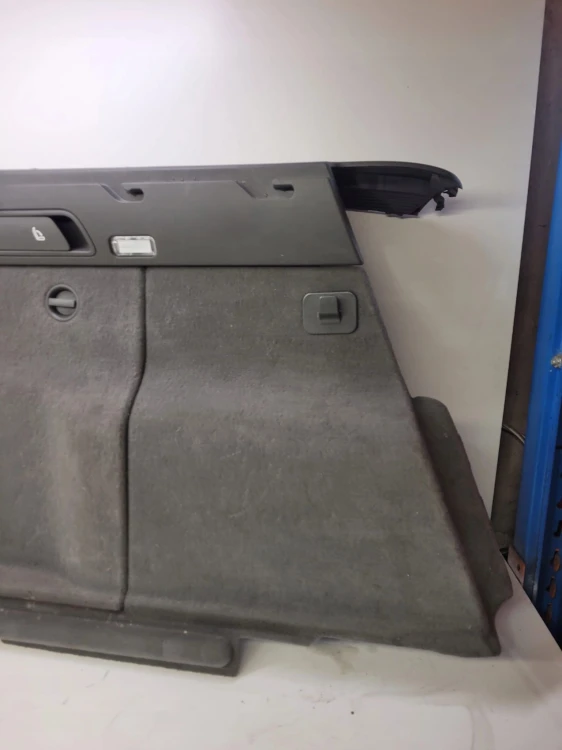 BOCZEK BAGAŻNIKA LEWY AUDI Q5 8R 8R0863879C SZARA