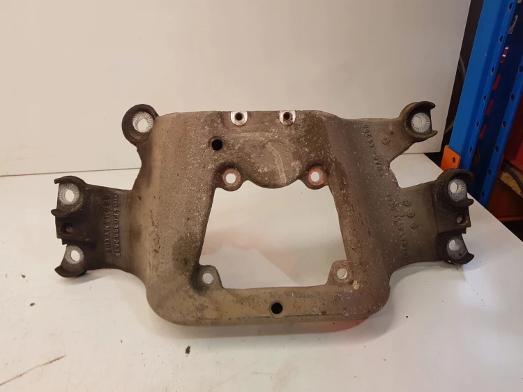 MOCOWANIE ŁAPA PODPORA SKRZYNI AUDI A6 4F0399263K