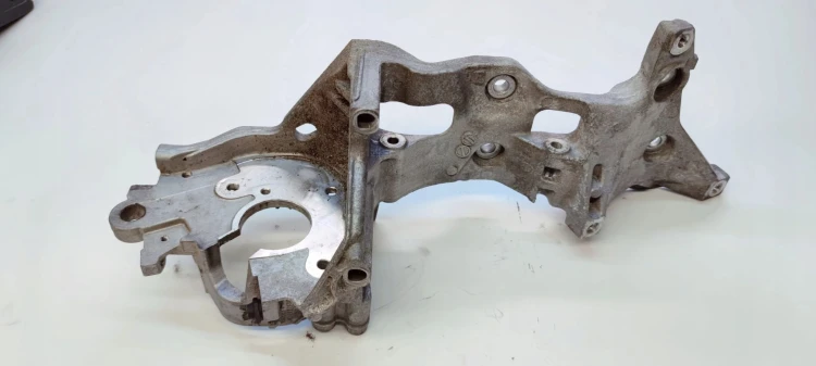 ŁAPA ALTERNATORA MOCOWANIE AUDI A4 B9 A5 A6 04L903143B