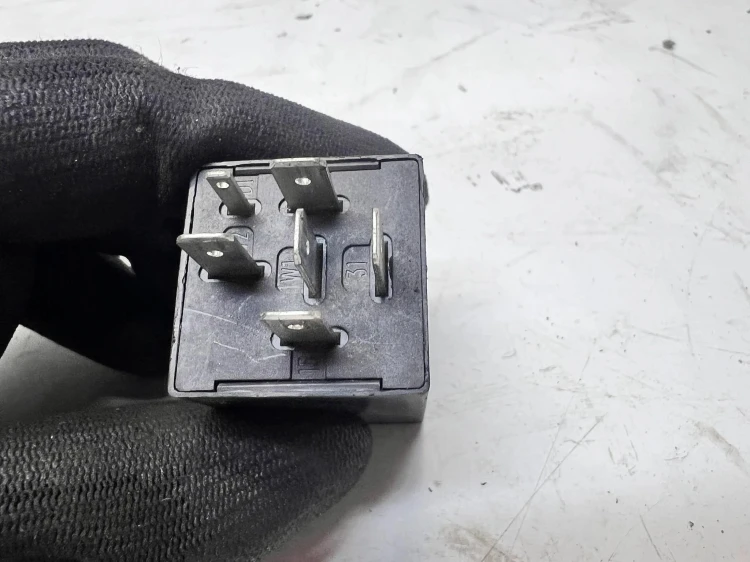 PRZEKAŹNIK SERWOTRONIK AUDI VW SEAT 8E0907307D