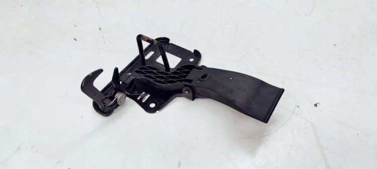 ZAMEK MASKI RYGIEL AUDI A4 B8 A5 8T 8T0823480