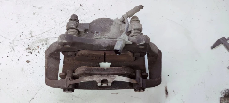 ZACISK HAMULCOWY LEWY PRZÓD AUDI A4 A5 8K0105AC