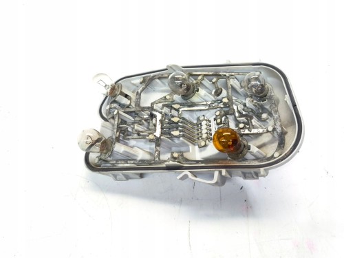WKŁAD LAMPY W BŁOTNIK PRAWY TYŁ AUDI A6 C6 SEDAN ZWYKŁY NA ŻARÓWKI 4F5 *2*