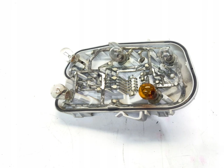 WKŁAD LAMPY W BŁOTNIK PRAWY TYŁ AUDI A6 C6 SEDAN ZWYKŁY NA ŻARÓWKI 4F5 *2*