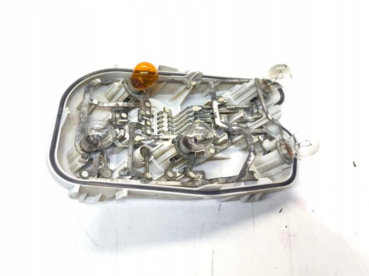 WKŁAD LAMPY W BŁOTNIK PRAWY TYŁ AUDI A6 C6 SEDAN ZWYKŁY NA ŻARÓWKI 4F5 *2*