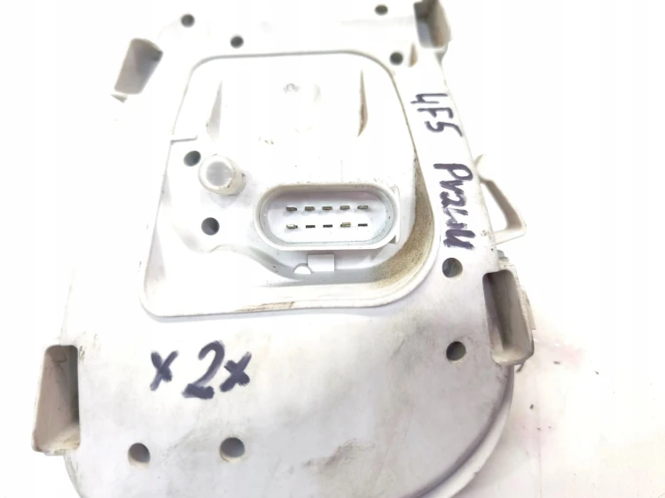 WKŁAD LAMPY W BŁOTNIK PRAWY TYŁ AUDI A6 C6 SEDAN ZWYKŁY NA ŻARÓWKI 4F5 *2*