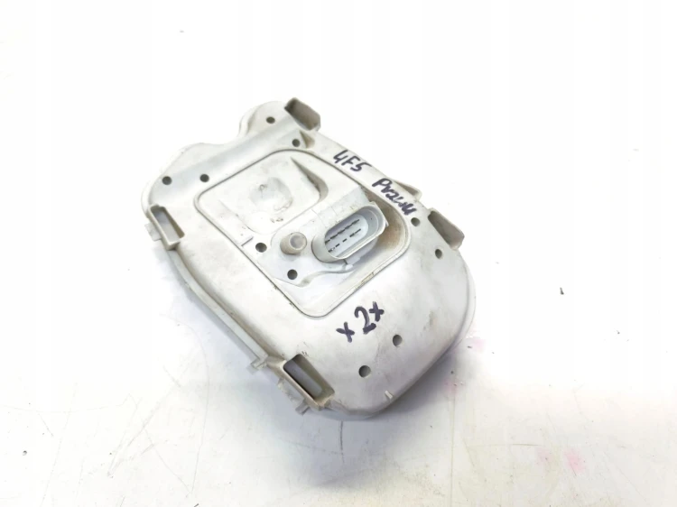 WKŁAD LAMPY W BŁOTNIK PRAWY TYŁ AUDI A6 C6 SEDAN ZWYKŁY NA ŻARÓWKI 4F5 *2*