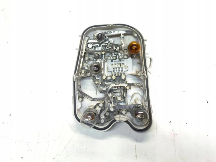 WKŁAD LAMPY W BŁOTNIK PRAWY TYŁ AUDI A6 C6 SEDAN ZWYKŁY NA ŻARÓWKI 4F5 *2*