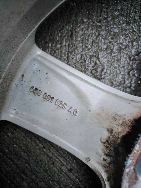 FELGA ALUMINIOWA AUDI A3 A4 A6 VW SKODA7.5J R17 ET43 8E0601025AQ Z*58* OK