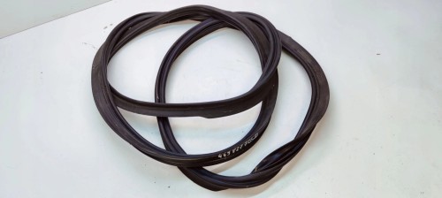 USZCZELKA KLAPY BAGAŻNIKA AUDI A6 C7 AVANT 4G9827705D