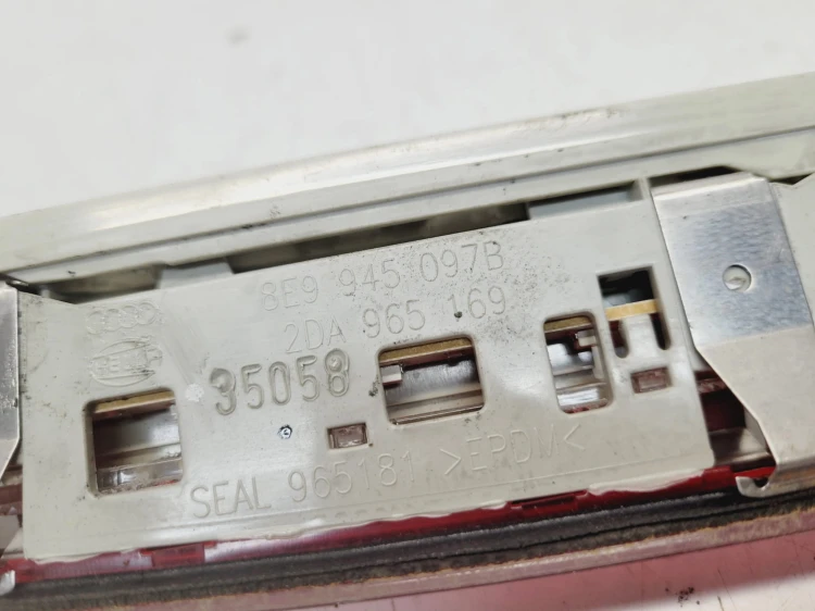 ŚWIATŁO STOP STOPU TRZECIE AUDI A4 B7 AVANT 8E9945097B