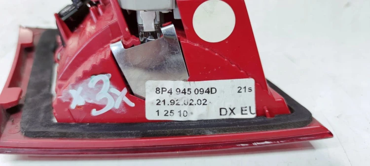 LAMPA PRAWY TYŁ W KLAPĘ LED AUDI A3 8P 8P4945094D *3*