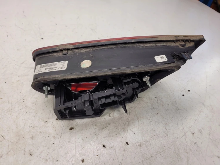 LAMPA LEWY TYŁ W KLAPĘ AUDI A3 8V 3D 8V3945093B