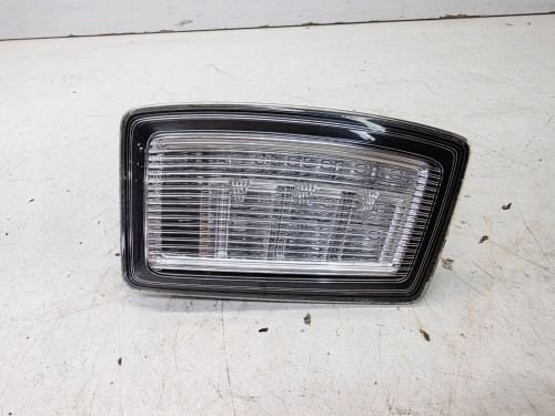LAMPA LEWY TYŁ POD KLAPĘ AUDI A1 8X 8X0945095