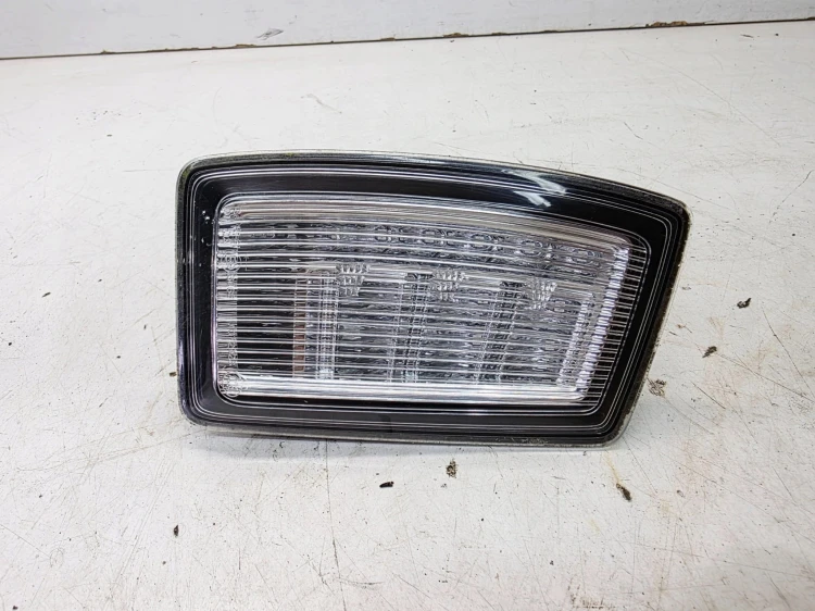 LAMPA LEWY TYŁ POD KLAPĘ AUDI A1 8X 8X0945095