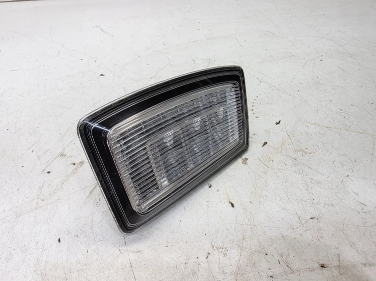 LAMPA LEWY TYŁ POD KLAPĘ AUDI A1 8X 8X0945095