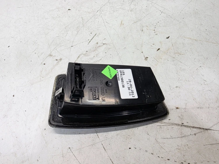 LAMPA LEWY TYŁ POD KLAPĘ AUDI A1 8X 8X0945095