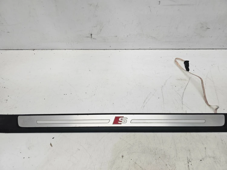 LISTWA PROGOWA WEWNĘTRZNA PRAWY PRZÓD AUDI A4 B9 8W0947818A