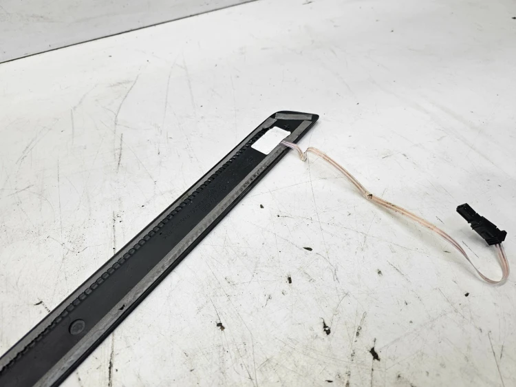 LISTWA PROGOWA WEWNĘTRZNA PRAWY PRZÓD AUDI A4 B9 8W0947818A