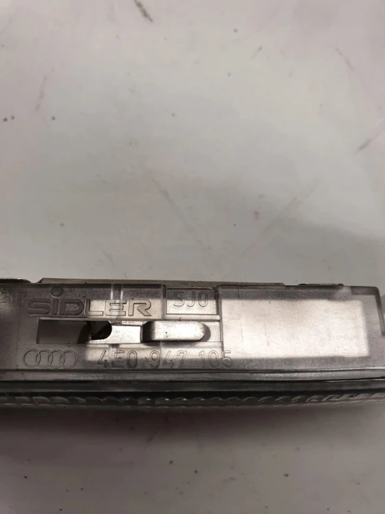 LAMPKA OŚWIETLENIE KABINY AUDI A3 A4 A6 4E0947105